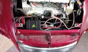 Widok na instalację elektryczną motocykla, w tym moduł z zielonymi paskami, który może być kill switch motocykl.