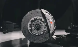 Hamulce ceramiczne Audi, gotowe na ekstremalne obciążenia. Nawet przy intensywnym hamowaniu, zjawisko fadingu nie stanowi problemu.