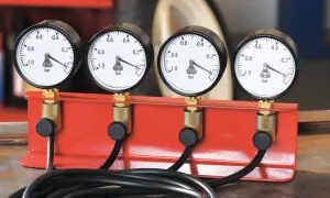 Manometry do synchronizacji przepustnic w motocyklu z wtryskiem. Cztery zegary pokazują podciśnienie w barach.