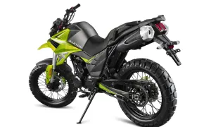 Zielony motocykl Barton Hyper 125 z agresywnym bieżnikiem, gotowy na zwiększenie mocy i przygody.