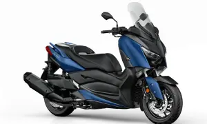 Niebieski skuter Yamaha X-MAX 400, gotowy do osiągnięcia swojej prędkości maksymalnej.