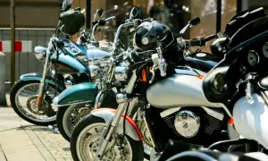 Rząd lśniących motocykli, gotowych do sprowadzenia z USA. Klasyczne maszyny czekają na swoich właścicieli.