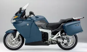 Niebieski motocykl BMW K 1200 GT, z kuframi. Choć piękny, jego wady mogą być znaczące dla niektórych kierowców.