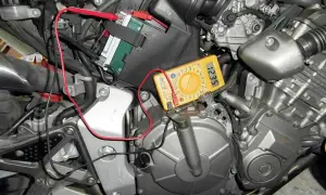Jak sprawdzić ładowanie alternatora bez miernika? Multimetr pokazuje 12.35V, podłączony do akumulatora motocykla.