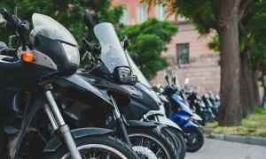 Różne rodzaje motocykli stojące w rzędzie, od sportowych po turystyczne, gotowe do jazdy.