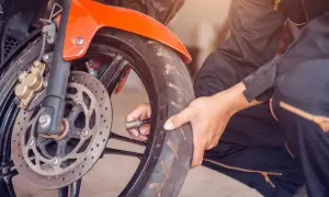 Sprawdzanie ciśnienia w oponach skutera 50cc to klucz do bezpiecznej jazdy. Dbałość o właściwe ciśnienie zapewnia komfort i stabilność.