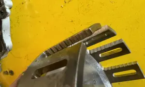 Metalowe elementy sprzęgła motocyklowego z ząbkowanymi krawędziami, gotowe do pracy.