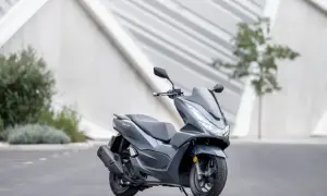 Szary skuter Honda PCX 125, gotowy na miejskie wyzwania. Niska awaryjność to jego atut.