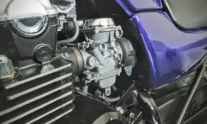 Czyszczenie gaźnika octem to domowy sposób na przywrócenie blasku silnikowi motocykla.