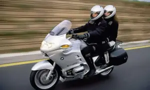 Para podróżuje na srebrnym BMW R 1100 RT. Mimo że to świetny motocykl turystyczny, warto znać jego potencjalne wady.