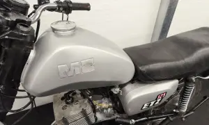 Srebrny MZ ETZ 125, idealny do rejestracji motocykla na zabytek bez dokumentów. Klasyk czeka na odrodzenie.