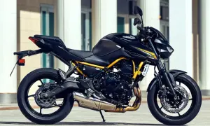 Czarny motocykl Kawasaki z żółtą ramą, gotowy na jazdę po A2. Sprawdź wymagania!