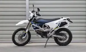 Gotowy na przygodę? Ten motocykl turystyczne enduro z bagażnikami czeka na odkrywanie nowych szlaków.