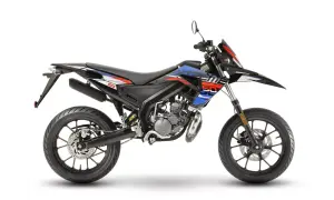 Czarny motocykl Derbi Senda 50 z niebiesko-czerwonymi grafikami. Idealny do poznawania jego danych technicznych.