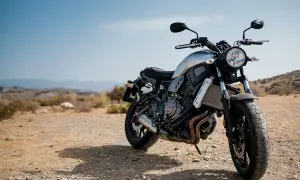 Motocykl z oponami na piasek gotowy na przygodę w pustynnym krajobrazie.