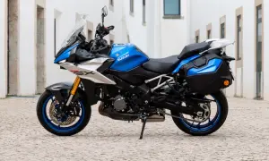 Niebieski motocykl Suzuki GSX S1000 z kuframi, gotowy na przygodę.