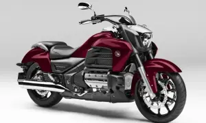 Potężna, czerwona Honda Valkyrie z chromowanymi detalami, gotowa na długie trasy.