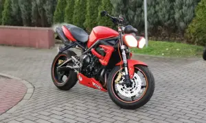 Czerwony Triumph 675 Street Triple gotowy do jazdy.