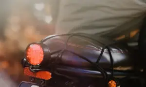 Tylne światło motocykla, czerwone i pomarańczowe, gotowe do sprawdzenia, jak sprawdzić czujnik stopu.