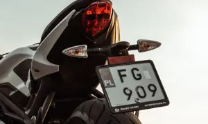 Tylna część motocykla z tablicą rejestracyjną FG 909. Dowiedz się, jak zarejestrować crossa, aby wyruszyć na przygodę!