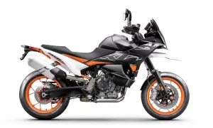 Czarny motocykl KTM 890 SMT z pomarańczowymi akcentami, gotowy na każdą drogę.