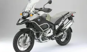 BMW GS 1200 Adventure: dane techniczne tego motocykla turystycznego. Potężny silnik, solidna konstrukcja, gotowy na każdą wyprawę.