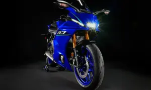 Niebieski motocykl sportowy Yamaha R7 z błyszczącym reflektorem. Poznaj jego yamaha r7 dane techniczne i poczuj moc.