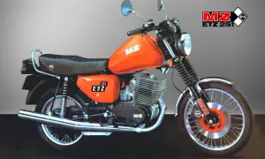 Pomarańczowy motocykl MZ ETZ 251 z widocznym silnikiem i wydechem. Dane techniczne tego klasyka z NRD budzą nostalgię.
