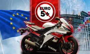 Sportowy motocykl Yamaha R6, symbolizujący moc, ale z zakazem Euro 5+. Flaga UE i budynek Parlamentu Europejskiego sugerują regulacje.