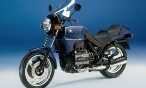 Granatowy motocykl BMW K75 z owiewką i widocznym silnikiem. Idealny do podróży, sprawdź jego bmw k75 dane techniczne.