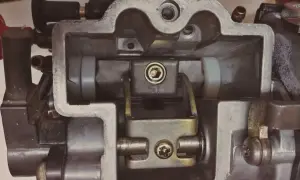 Wnętrze gaźnika motocyklowego, gotowe do regeneracji. Widoczne elementy mechanizmu przepustnicy i dysz.