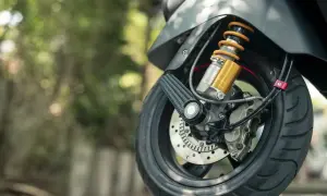 Szczegół przedniego koła motocykla z amortyzatorem. Idealny do umowy kupna sprzedaży motocykla.