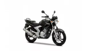 Czarny motocykl Yamaha YBR 250, gotowy do osiągnięcia swojej prędkości maksymalnej.