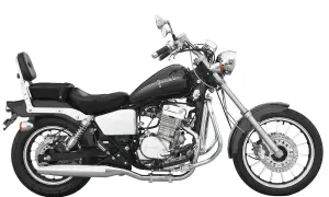 Czarny motocykl Junak M11, gotowy do odblokowania pełnej mocy. Klasyczny styl i chromowane detale.