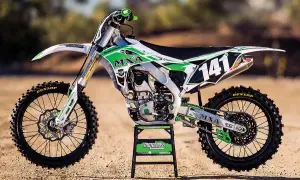 Zielony motocykl Kawasaki KXF 250 na stojaku. Ciekawe, kawasaki kxf 250 ile koni ma ten potwór?