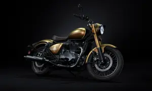 Złoty motocykl Royal Enfield z brązowym siedzeniem, prezentowany na czarnym tle. Klasyczny styl i moc.