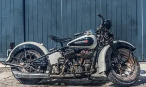 Stary motocykl Harley-Davidson, biało-czarny, z widocznym silnikiem. Idealny do rejestracji na zabytek bez dokumentów.