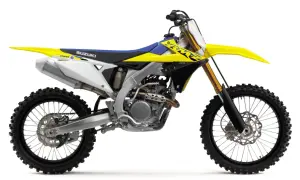 Suzuki RMZ 250 ile ile mocy, gotowy do wyścigów. Żółto-niebieski motocykl crossowy z białymi elementami.