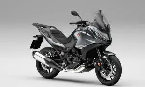 Szary motocykl turystyczny Honda NT 1100, idealny na długie trasy. Sprawdź honda nt 1100 dane techniczne.