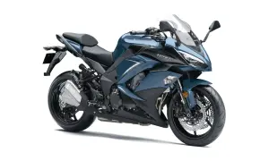 Niebieski motocykl sportowo-turystyczny Kawasaki Z1000SX. Zapoznaj się z jego danymi technicznymi.
