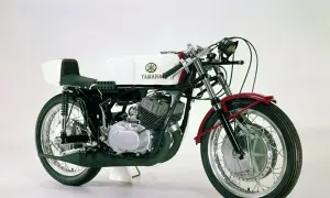 Klasyczny motocykl Yamaha z widocznymi bębnami hamulcowymi, które są jednym z rodzajów hamulców bębnowych.