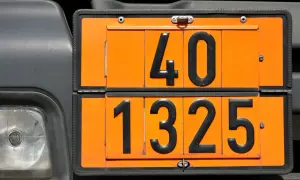 Pomarańczowe tablice rejestracyjne z numerami 40 i 1325 na ciężarówce.