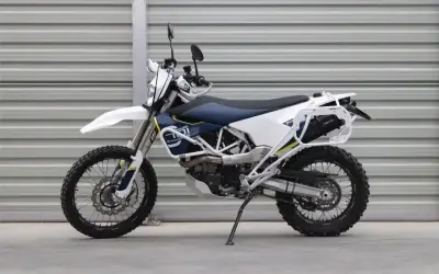 Gotowy na przygodę? Ten motocykl turystyczne enduro z bagażnikami czeka na odkrywanie nowych szlaków.