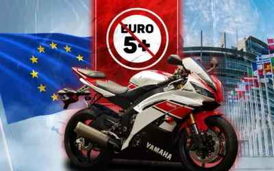Sportowy motocykl Yamaha R6, symbolizujący moc, ale z zakazem Euro 5+. Flaga UE i budynek Parlamentu Europejskiego sugerują regulacje.