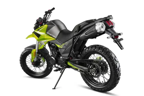 Zielony motocykl Barton Hyper 125 z agresywnym bieżnikiem, gotowy na zwiększenie mocy i przygody.