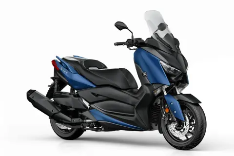 Niebieski skuter Yamaha X-MAX 400, gotowy do osiągnięcia swojej prędkości maksymalnej.