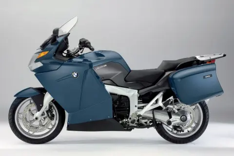 Niebieski motocykl BMW K 1200 GT, z kuframi. Choć piękny, jego wady mogą być znaczące dla niektórych kierowców.