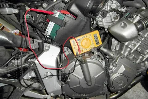 Jak sprawdzić ładowanie alternatora bez miernika? Multimetr pokazuje 12.35V, podłączony do akumulatora motocykla.