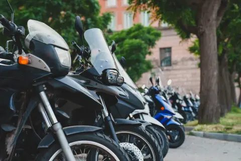 Różne rodzaje motocykli stojące w rzędzie, od sportowych po turystyczne, gotowe do jazdy.