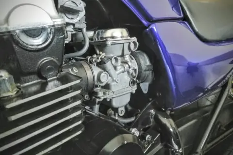 Czyszczenie gaźnika octem to domowy sposób na przywrócenie blasku silnikowi motocykla.